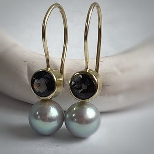 Oorbellen spinel met akoyaparel