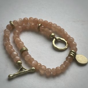 armband perzikmaansteen en gouden hangertje