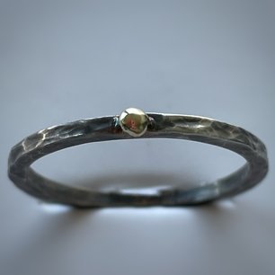 ring met gouden bolletje