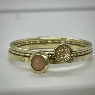 set gouden ringen perzikmaansteen