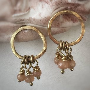 Oorbellen met facet geslepen perzik maansteen