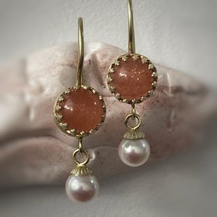 Oorbellen met zonsteen en akoya parel