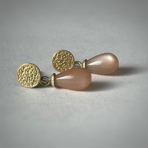 Oorbellen met perzik maansteen