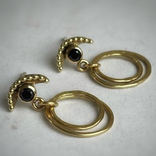 Geelgouden oorbellen met zwarte diamant