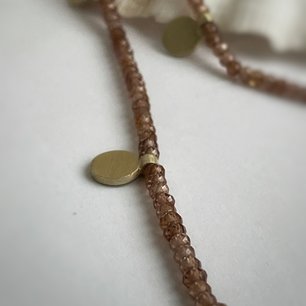 Collier bruine zirkoon met muntjes