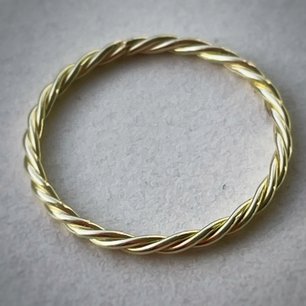 Gouden ring gedraaid