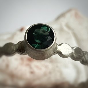 Zilveren ring met groene saffier