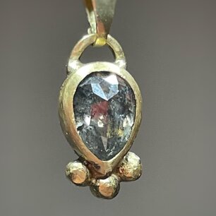 18 karaat geelgouden hanger met bruine diamant