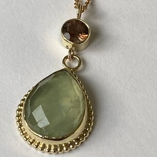 hanger  met prehniet en andalusiet